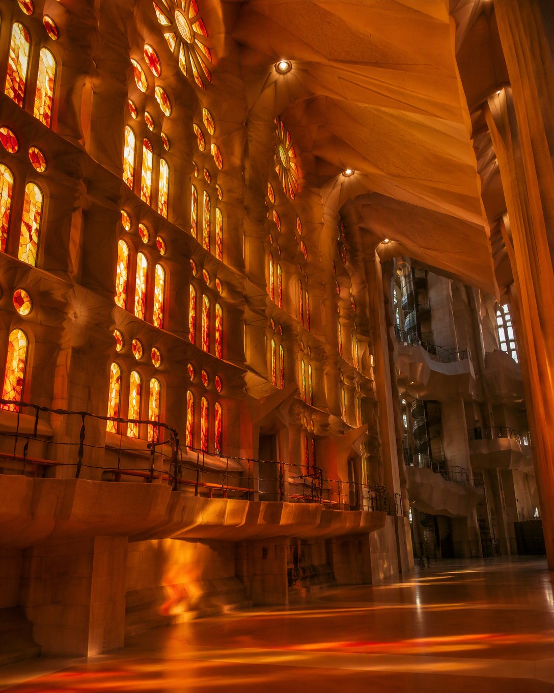 La Sagrada Família de l’intérieur, la lumière des vitraux en visite privée.