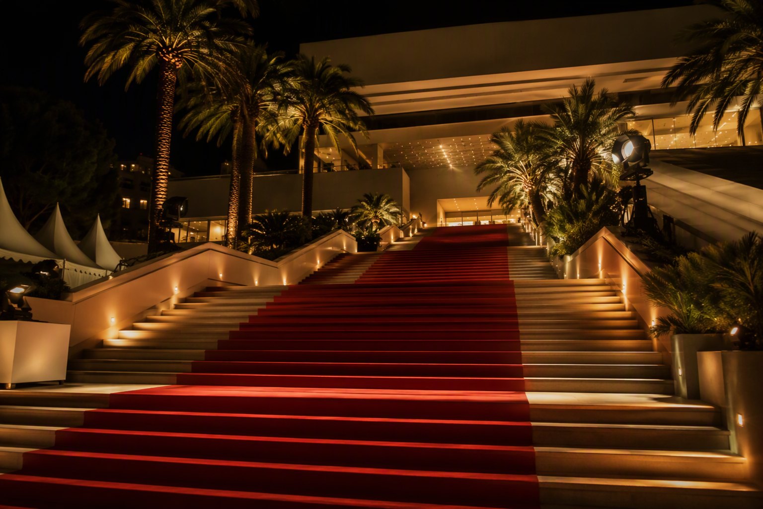 Les marches du Palais des Festivals, Cannes en première ligne.