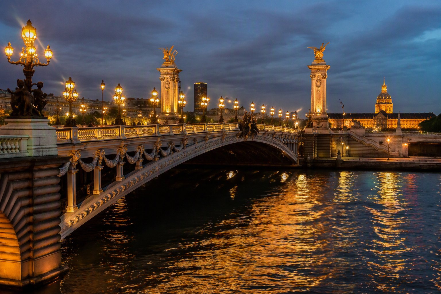 La Seine et le Pont Alexandre III à l’heure bleue.