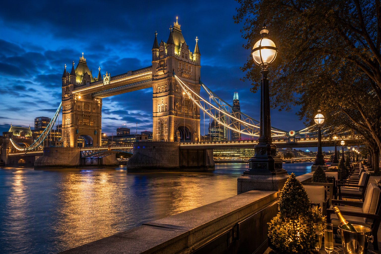 Tower Bridge et la Tamise à l’heure bleue.